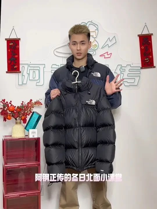 教你怎么选北面韩美版✌️ 
来分享北面韩美版的区别啦
阿钢176/62
韩版上身L码；美版上身M码
-
THE NORTH FACE北面分不清‼️仔细分析细节
🔹美版袖口有“700”蓬刺绣标记；韩版无