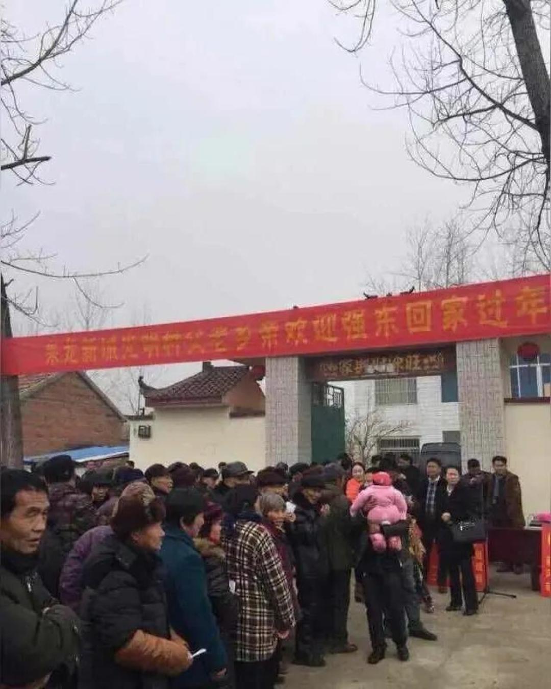 村民燃放烟花致谢刘强东 慷慨回馈温暖家乡