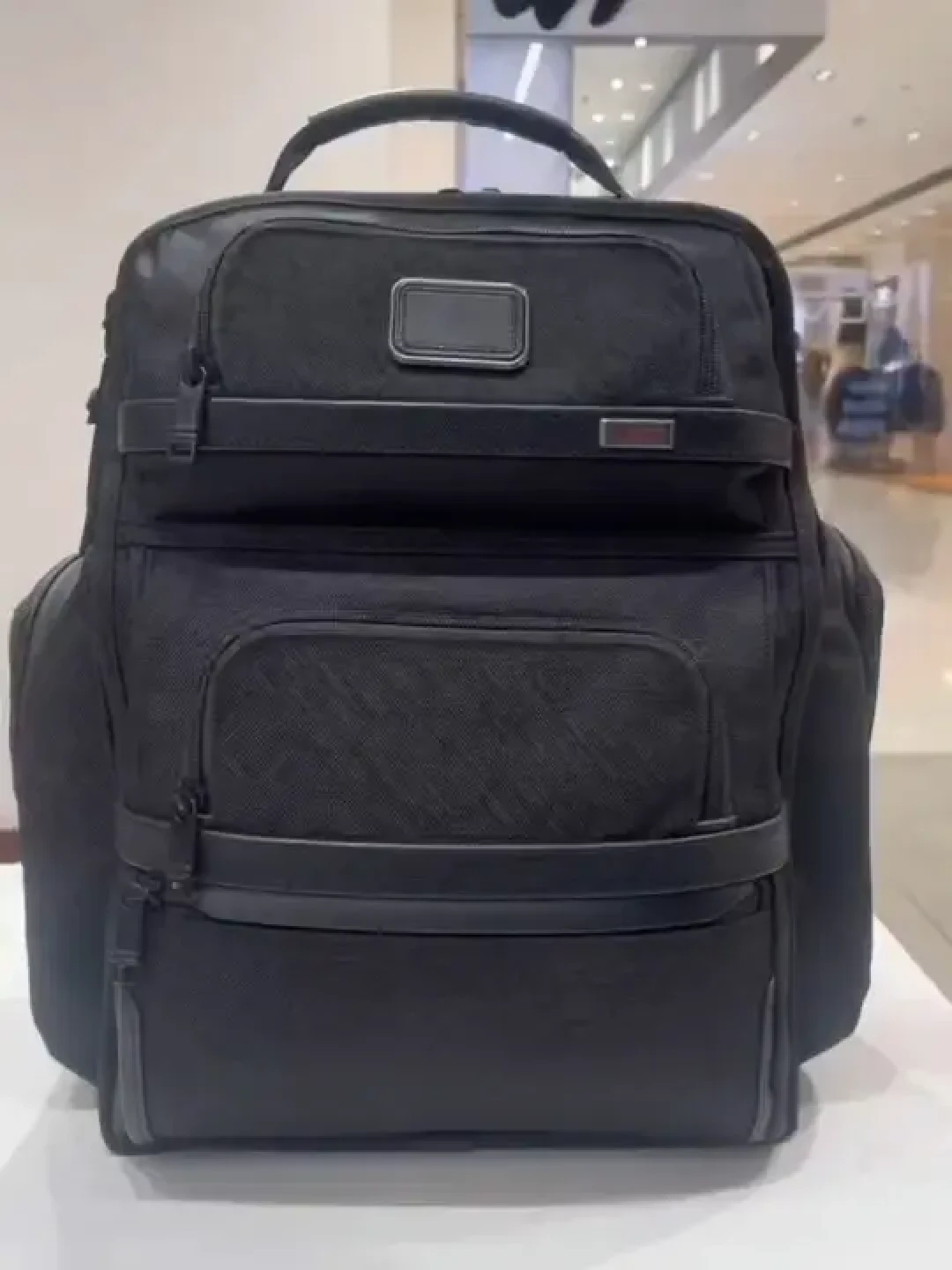TUMI Alpha 3双肩包：商业出差与日常通勤的高效伴侣