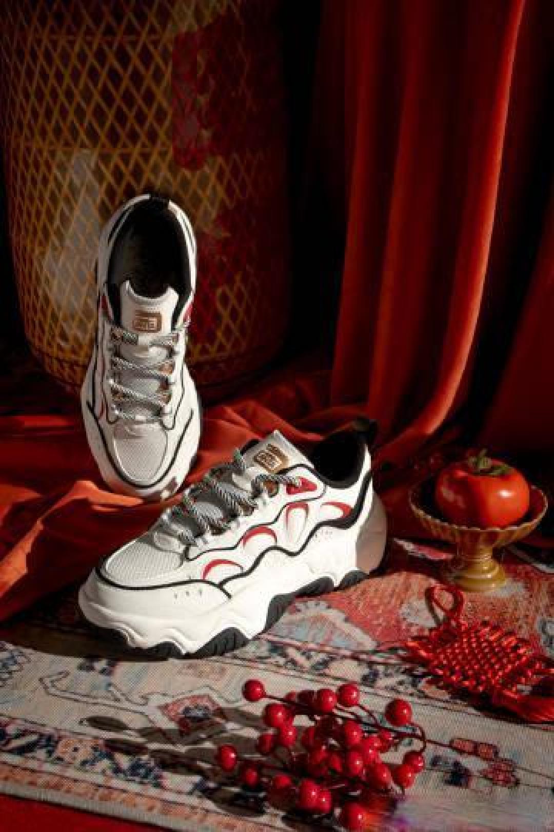 安踏发布2025蛇年“好事发生”新春系列鞋服,融合传统与时尚