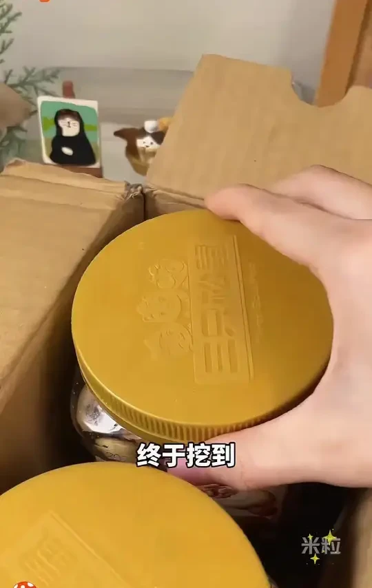 终于找到没有葡萄干的每日坚果了！里面有巴旦木，腰果，榛子，核桃和碧根果！颗颗酥脆香醇，每天来一把，好吃营养又健康！#每日坚果 #坚果 #三只松鼠#零食推荐#大人小孩都爱吃