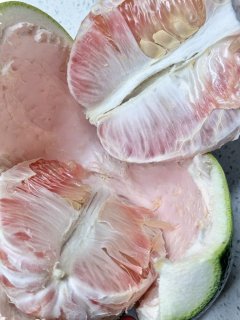 看上去很酸，第一次买这种泰国金柚