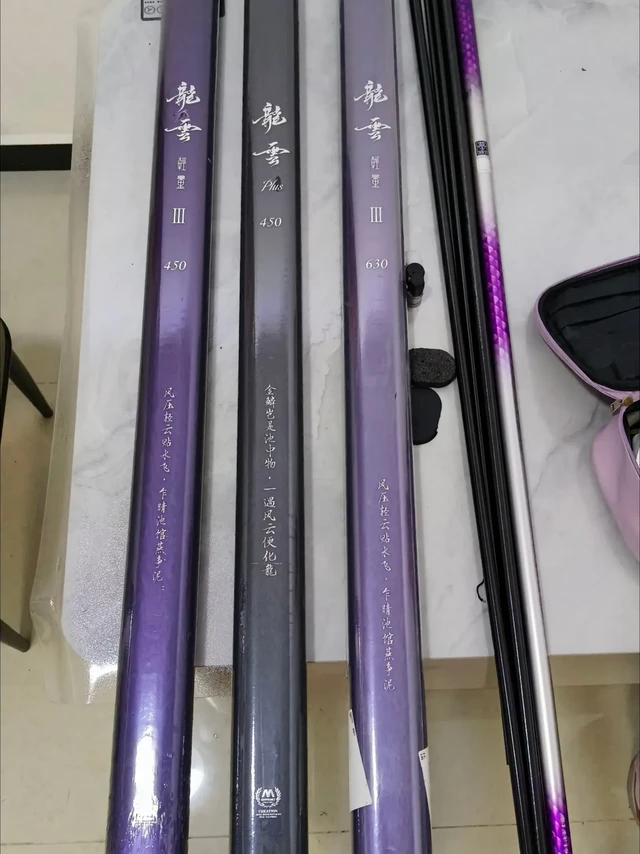 光威龙云轻量三代品控问题。光威龙云轻量三代很多钓友已经拿到了，看了很多评论都是前口漆水裂开，虽不影响强度但是看着非常难受。我的杆子到手后我用手电筒检查前口没有问题，但是拔出前堵空杆抖了抖就放回去了，第