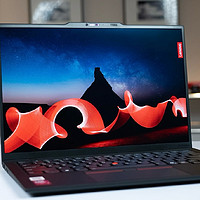 代表intel最高水平的笔记本产品——ThinkPad X1 Carbon Aura AI