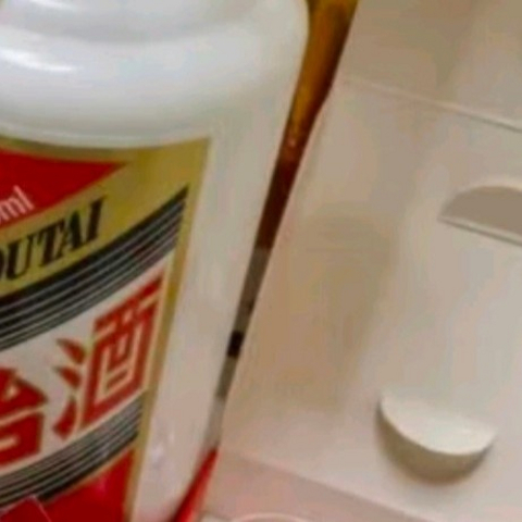 茅台（MOUTAI） 飞天 43%vol 500ml 贵州茅台酒（带杯）