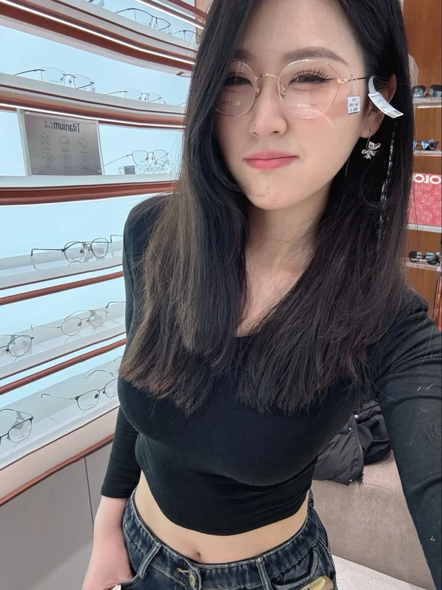 买眼镜怎么选。来BOLON暴龙眼镜(BOLON暴龙眼镜国贸360门店)挑选适合你的眼镜趴~这个春节快来暴龙眼镜挑选喜欢的眼镜吧～
【款式推荐】
👓:Bt1630减龄温柔 椭圆形镜框超适合方圆脸姐妹
👓