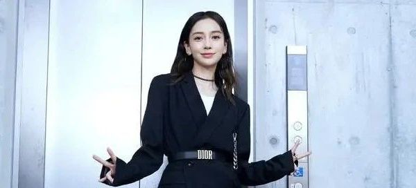 最近很火的一种穿法，叫“黑色小西装+马丁靴”，明星都穿上了！