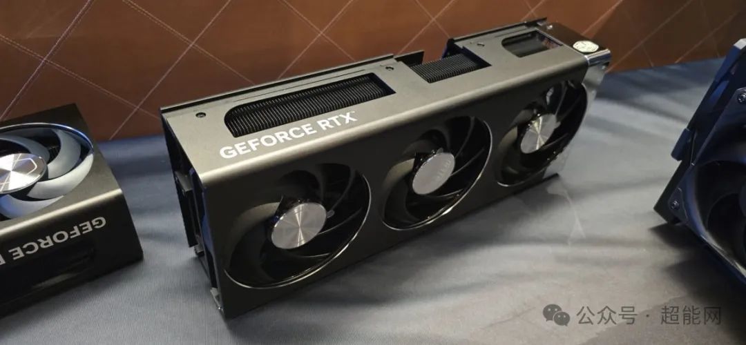 CES 2025:酷冷至尊展示RTX 50系显卡散热器,提供厚薄款及RGB风扇版本