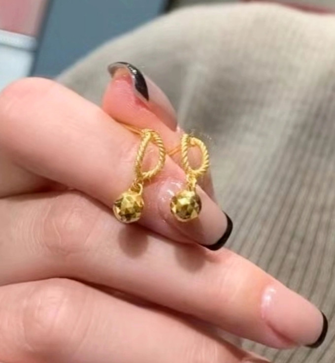 周大福黄金耳饰