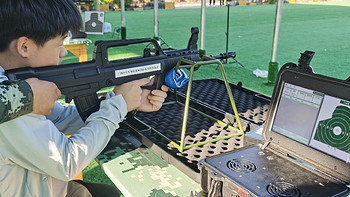 小男孩首次十环射击成功