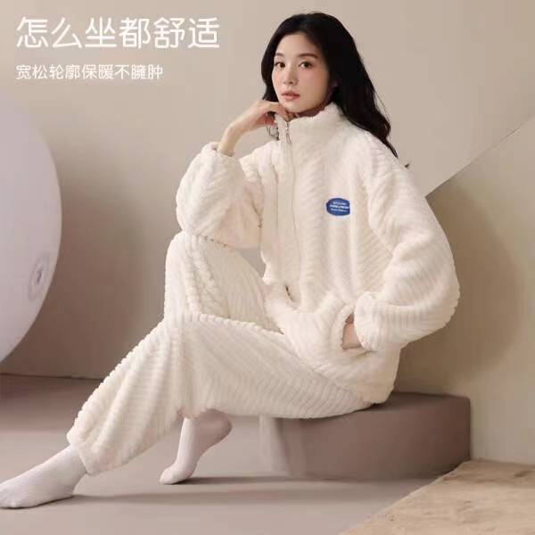 秋冬季节，给你的温暖加分！🧣🧦 浪莎女士珊瑚绒睡衣，秋冬必备的温暖之选！这款睡衣采用加厚珊瑚绒材质，柔软细腻，保暖效果一流，让你在寒冷的季节里也能感受到温暖如春。开衫立领设计，不仅时尚大方，还能有效抵