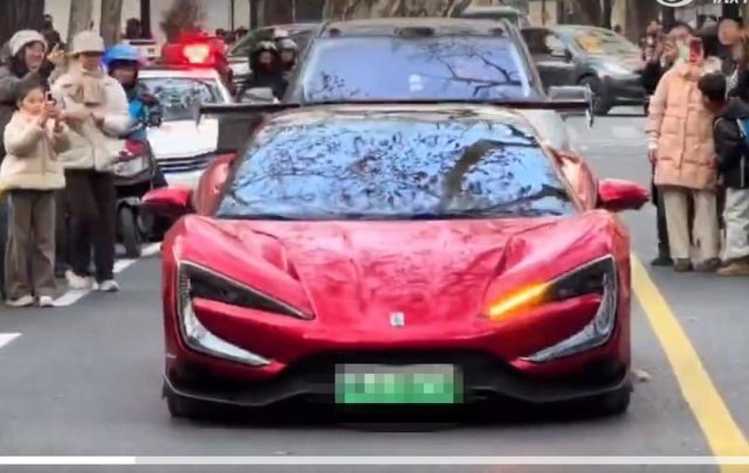 比亚迪仰望U9街头“蹦迪”秀引热议：技术炫酷引发安全隐忧