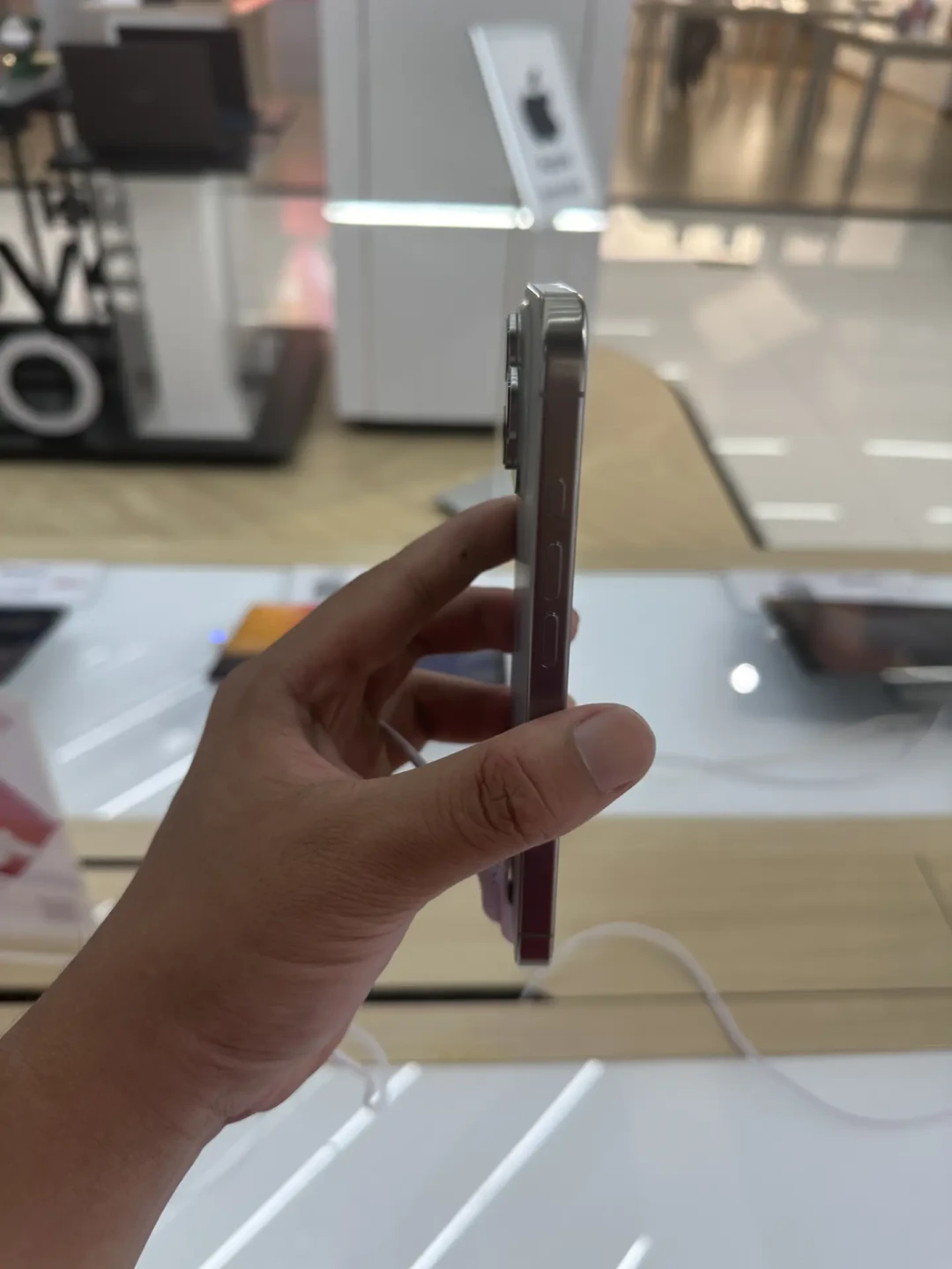 iPhone 16 Pro深度体验：钛金属设计与卓越性能的碰撞