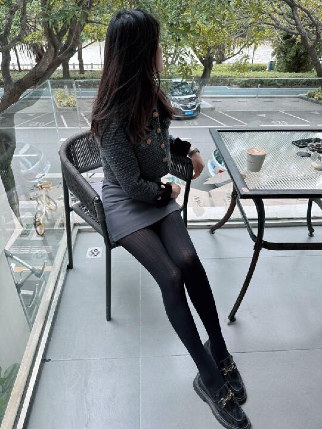从修饰美腿到保暖时尚:连裤袜的多样魅力