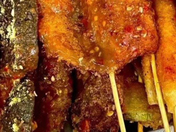 摆摊卖炸串11年，85后夫妻每天守摊10多小时，能卖4千多！