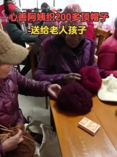 秀洲区王店镇的于阿姨心肠非常好，她自己出钱出力打了200多顶毛线帽子，送给社区里的老人孩子