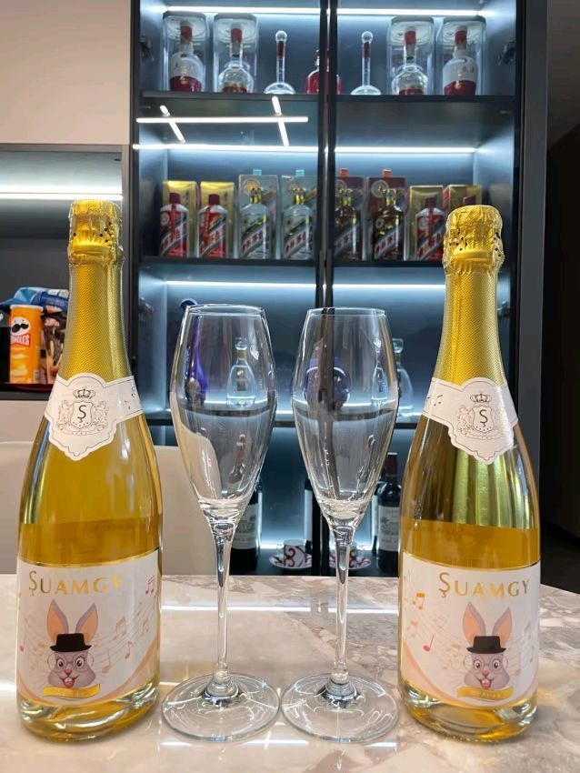 今年怎能少了一瓶香槟酒？！