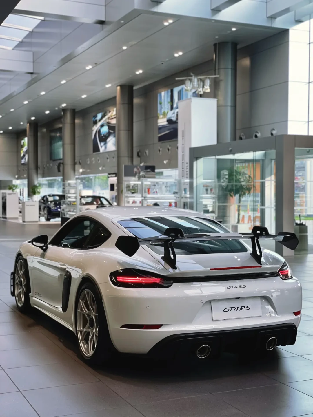 极地灰保时捷718 GT4 RS:顶级配置与性能解析
