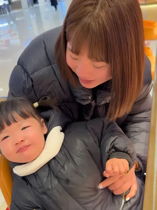 今天买了个黄金吊坠送给我的宝贝女儿多米，看她多高兴呀！ #我的宝贝女儿#送给女儿的礼物