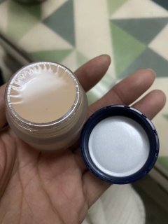 这款粉底霜的质地对干皮十分友好，水润且细腻