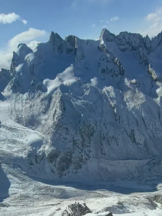 玉树市康布雪山人类第二次攀登！顶峰很窄到2米多，三面塌方的悬空。排队到顶！免费的玉树市康布雪山主峰5450米欢迎你#奥索卡  #岗什卡 #玉珠峰 #哈巴雪山 #康布雪山 @奥索卡OZARK