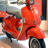 2014年款的Vespa 946圣诞版踏板摩托车