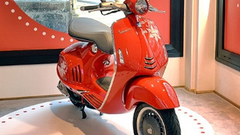 2014年款的Vespa 946圣诞版踏板摩托车