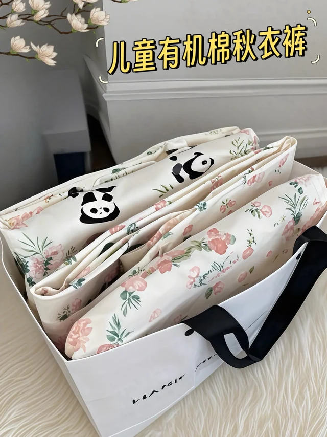 给孩子精挑细选的秋衣裤套装～A类100%有机纯棉，无骨缝制，像给宝宝肌肤裹了层云朵，再怎么折腾都不会被硌。萌趣图案，男宝女宝都爱，穿脱轻松不哭闹。长袖设计，保暖力拉满，秋去冬来无缝衔接。亲肤透气还吸汗