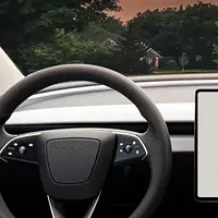 新款特斯拉Model Y转向灯拨杆回归，Model 3焕新版车主要哭了？