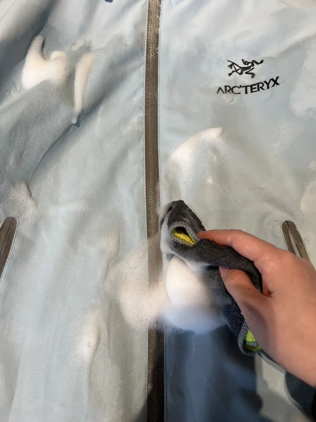 妙招集锦:如何轻松清洗冲锋衣并延长使用寿命