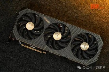 索泰RTX 5090 D 32GB SOLID OC图赏：简约造型与复古色调的交融体