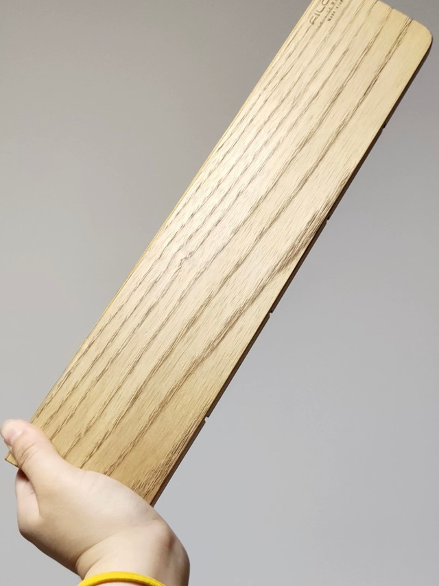 FILCO的实木手托为日本工坊加工生产，其选材考究，精细加工，经过笔者十几年的实际使用，验证了不易变形，坚固耐用，触感温润，爽滑的特点，因此适合每天使用，冬天不会觉得特别凉，夏天也不会因轻微的出汗而觉