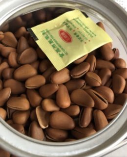 一口一颗超满足的开头松子！！