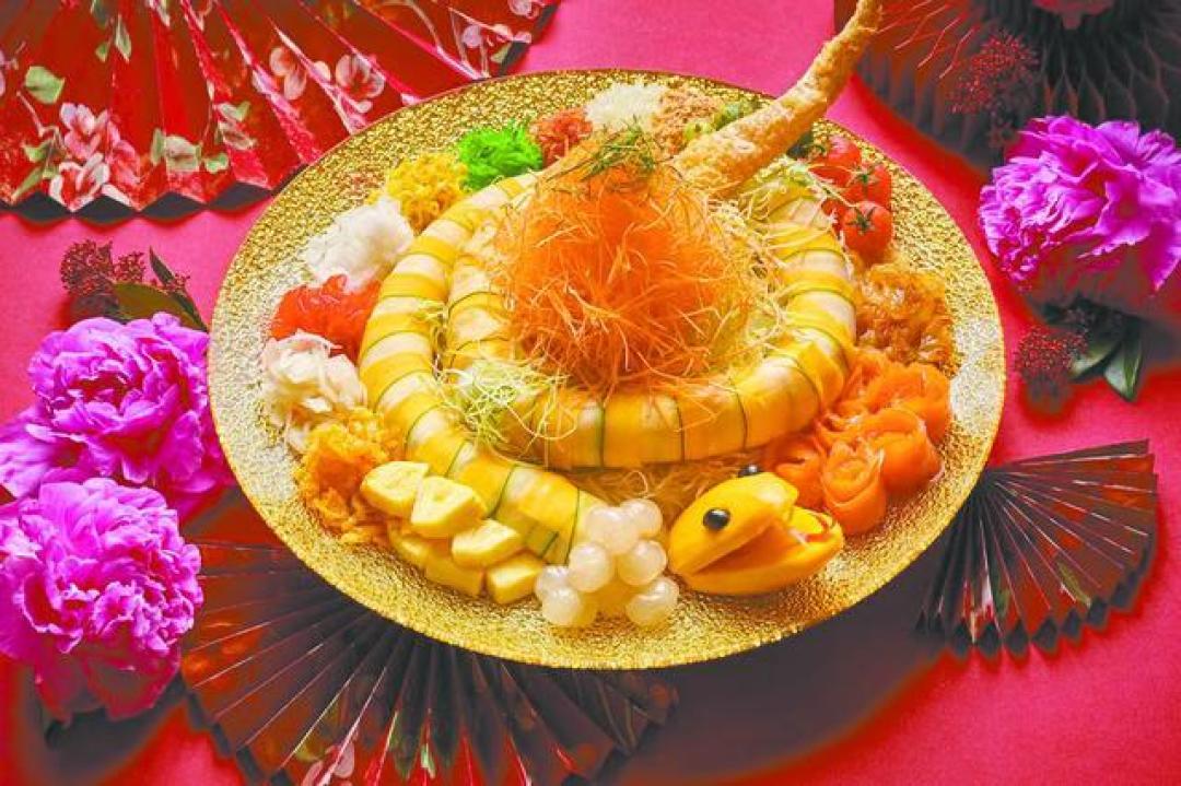蛇年年夜饭创意十足：从蓑衣黄瓜皇冠蛇到八珍帝王蟹海鲜汇