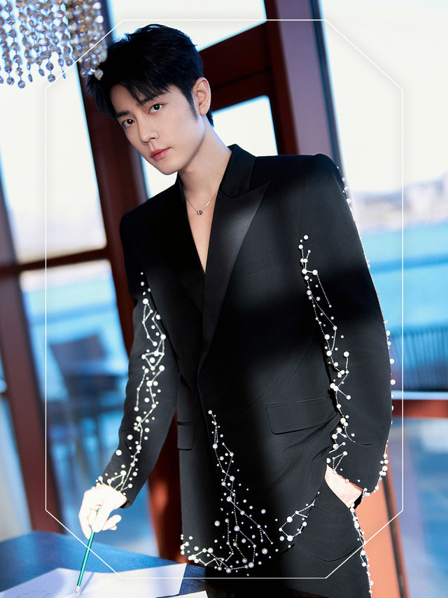 #Boucheron宝诗龙时刻#全球品牌代言人肖战@X玖少年团肖战DAYTOY 佩戴宝诗龙珠宝，出席#2025网络视听盛典#。Quatre Black系列项链以经典风格延伸摩登姿态，光芒萦绕，守护新程