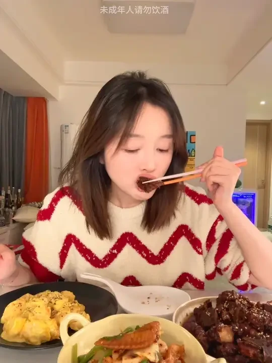 喝白酒还是得中式下酒菜
#新年淘出好彩头 #小糊涂仙瑞兽呈祥经典礼盒 #畅销28载小糊涂仙 #喝小糊涂仙幸福每一天 #新年欢聚喝小糊涂仙瑞兽酒
