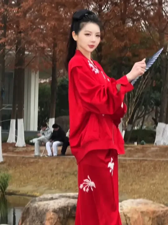 前方繁花似锦，皆是人间惊鸿。#国风新年战袍 #密扇
