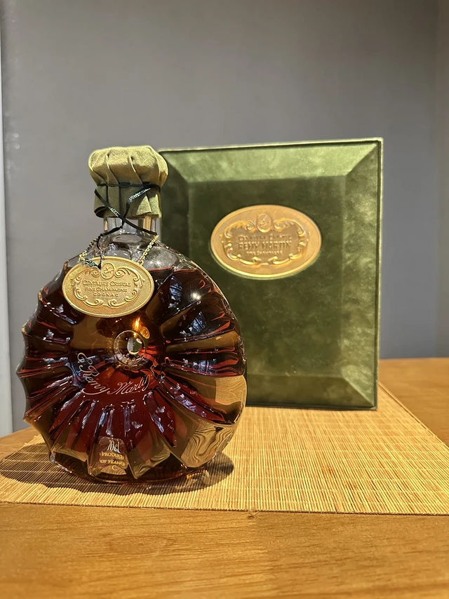 来自年代的记忆
80年代人头马世纪水晶（Rémy Martin Centaure Cristal），又名绿布水晶，人称小路易十三。其源于世纪交替之际所代表的经典与永恒，且同时庆祝法国人头马公司成立30