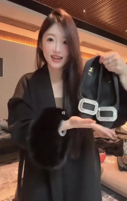 高货系列~方扣粗跟单鞋2024春新款中跟方头水钻平跟高跟鞋~加绒款#时尚高跟鞋 #高跟鞋单鞋 #女士高跟鞋 #女式精致高跟鞋 #高跟鞋推荐