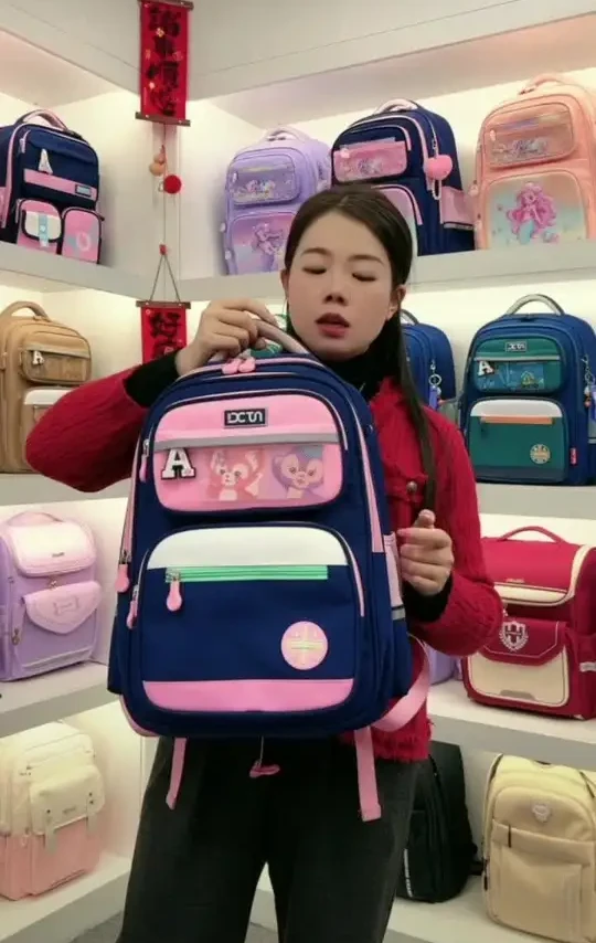 款小学生减负书包，简约轻便款，多
层兜设计更加实用 #学生包 #儿童书包 
#开学必备 #减负书包