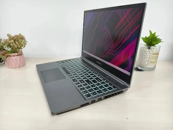 机械革命（MECHREVO） 极光Pro/i7-12650H/4060 独显 官方标配16G/512G极速固态。成色较好。 
 配置为：酷睿12代i7 -12650h 处理器，16GB DDR4运行内