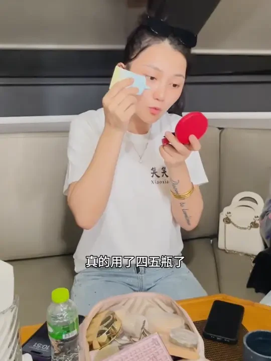 女儿是妈妈的贴心小棉袄，日常出门我一定要用的美白高倍防晒霜，养儿不防老，防晒才防老#美白 #防晒霜 #好皮肤养出来