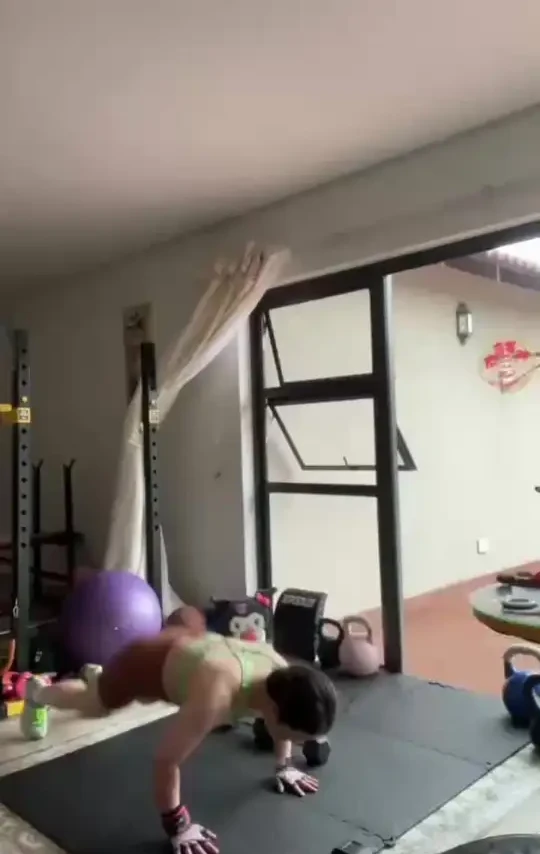 #crossfit训练#健身运动打卡 2月份周一的课表
壶铃16Kg
100个壶铃摆
120个壶铃深蹲
200个壶铃跑者(8Kg)
5轮哑铃 585(7kg)
练完脑壳都缺氧了