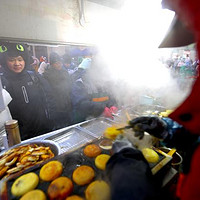 哈尔滨红砖街早市：寒冬里的热情节日氛围与地道美食盛宴