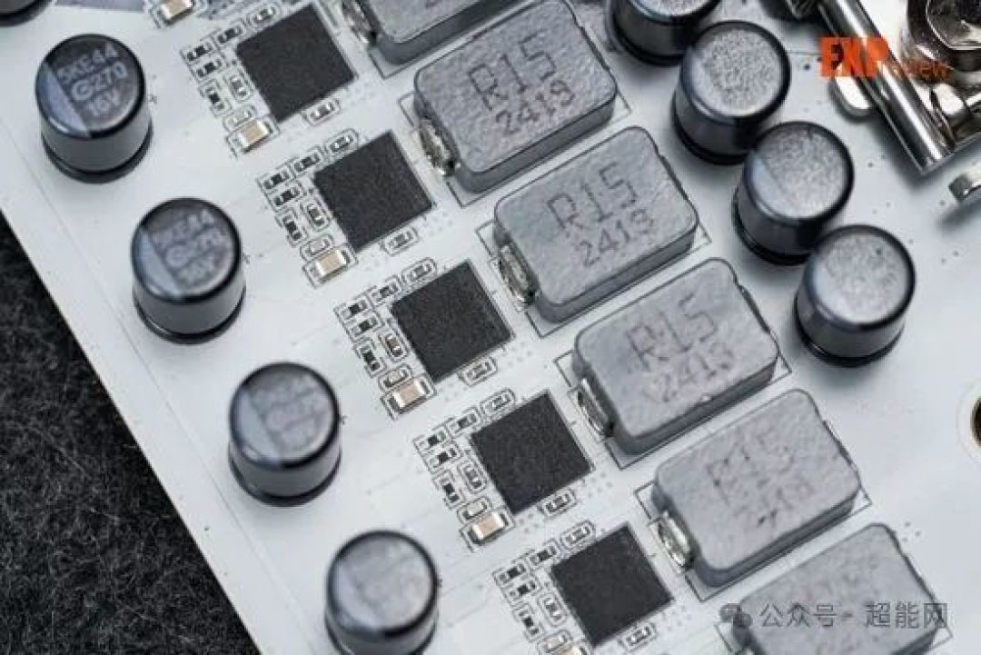 七彩虹iGame B860M ULTRA V20主板评测:艺术风浓厚,性能过关