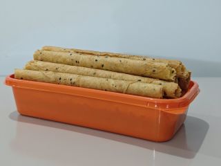 面包房买的新鲜蛋卷还是挺好吃的。
