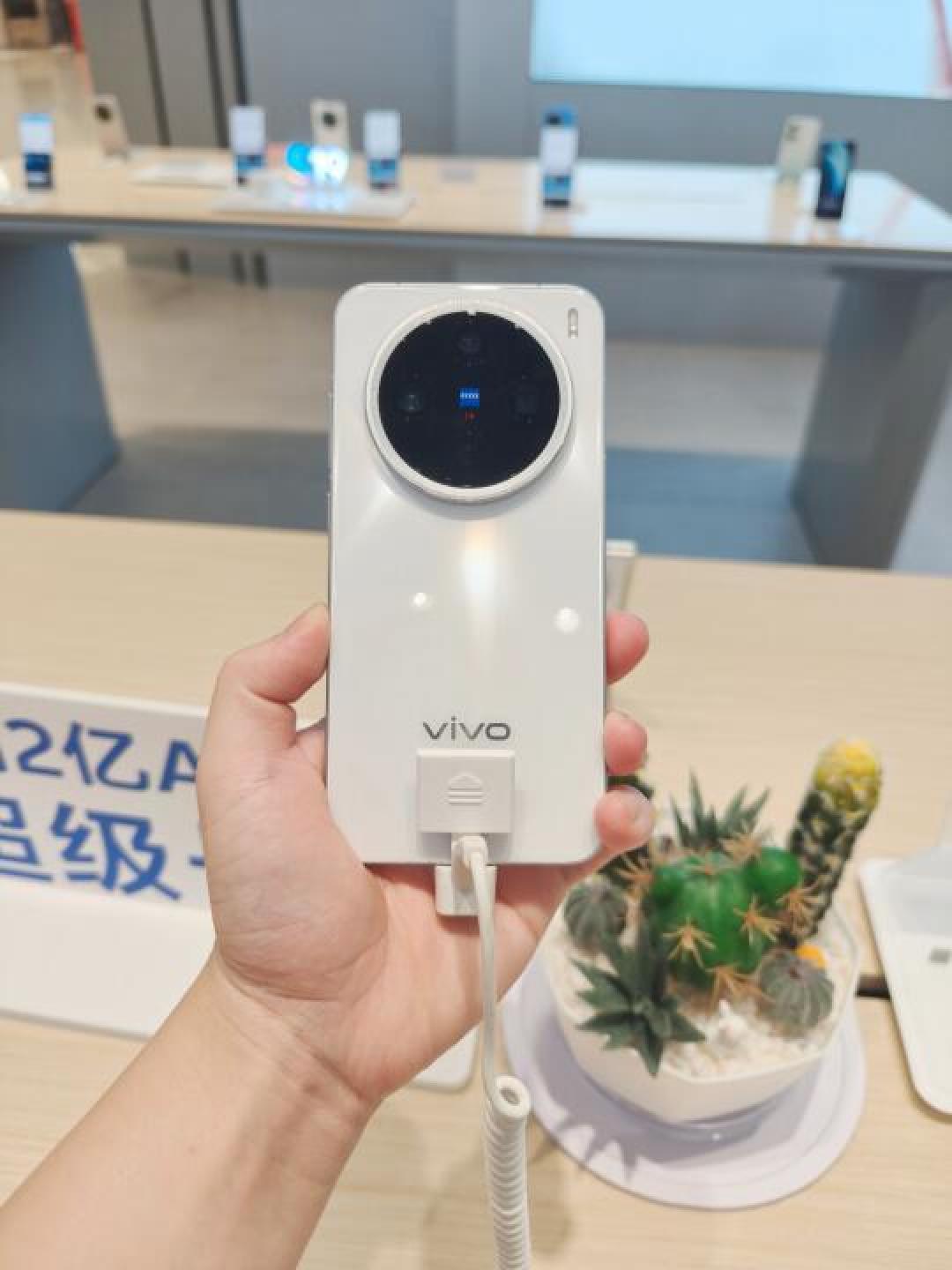 vivo X200旗舰机全面解析：高性能、多摄像头、长续航