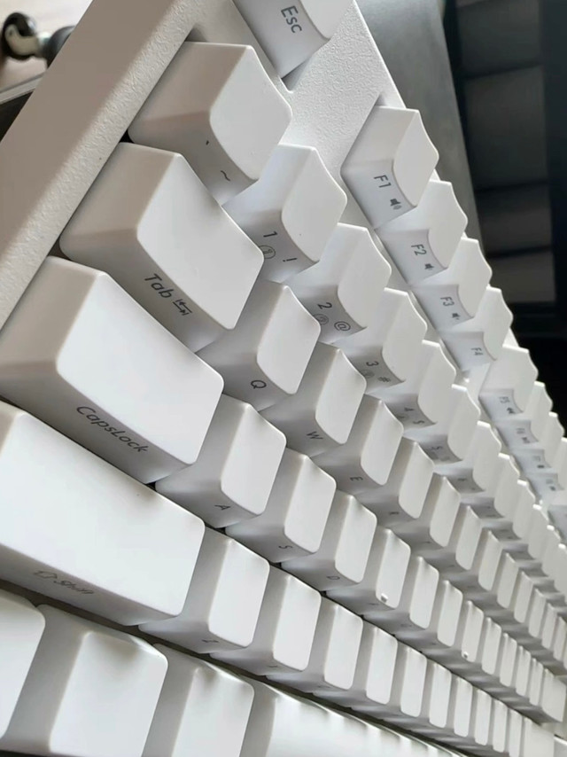 以前总喜欢花花绿绿的东西，金色的鞋子，红色的外套，绿色的裤子，就连头发也要染成黄色的、白色的或者灰色的，机箱夜里能够闪闪发光，没过多久鼠标也可以发光了，还是可以呼吸的那种幻彩灯光，鼠标垫也有了彩色光，