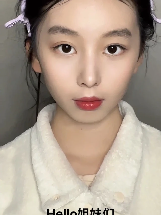 👀怼脸级完美底妆分享。🎀今天分享一款我平日里非常爱用的平价粉底霜——
Folli Follie粉底霜，很适合学生党和新手，量大服帖，持久不踩雷。

🧸使用方法
1️⃣奶霜质地，非常细腻。油皮可直接上妆