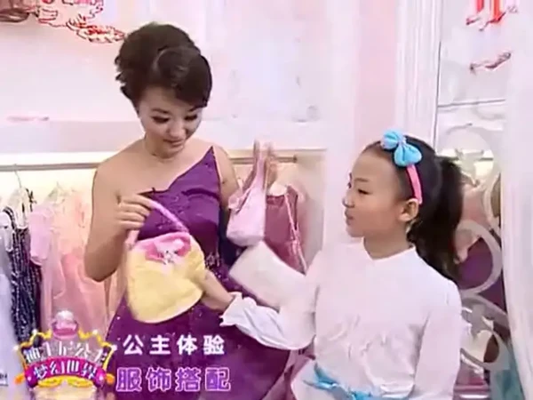小时候老羡慕了.一直在幻想自己有一屋公主裙.#迪士尼公主梦幻世界 感谢宝宝们的喜欢，我非常开心^v^#童年回忆